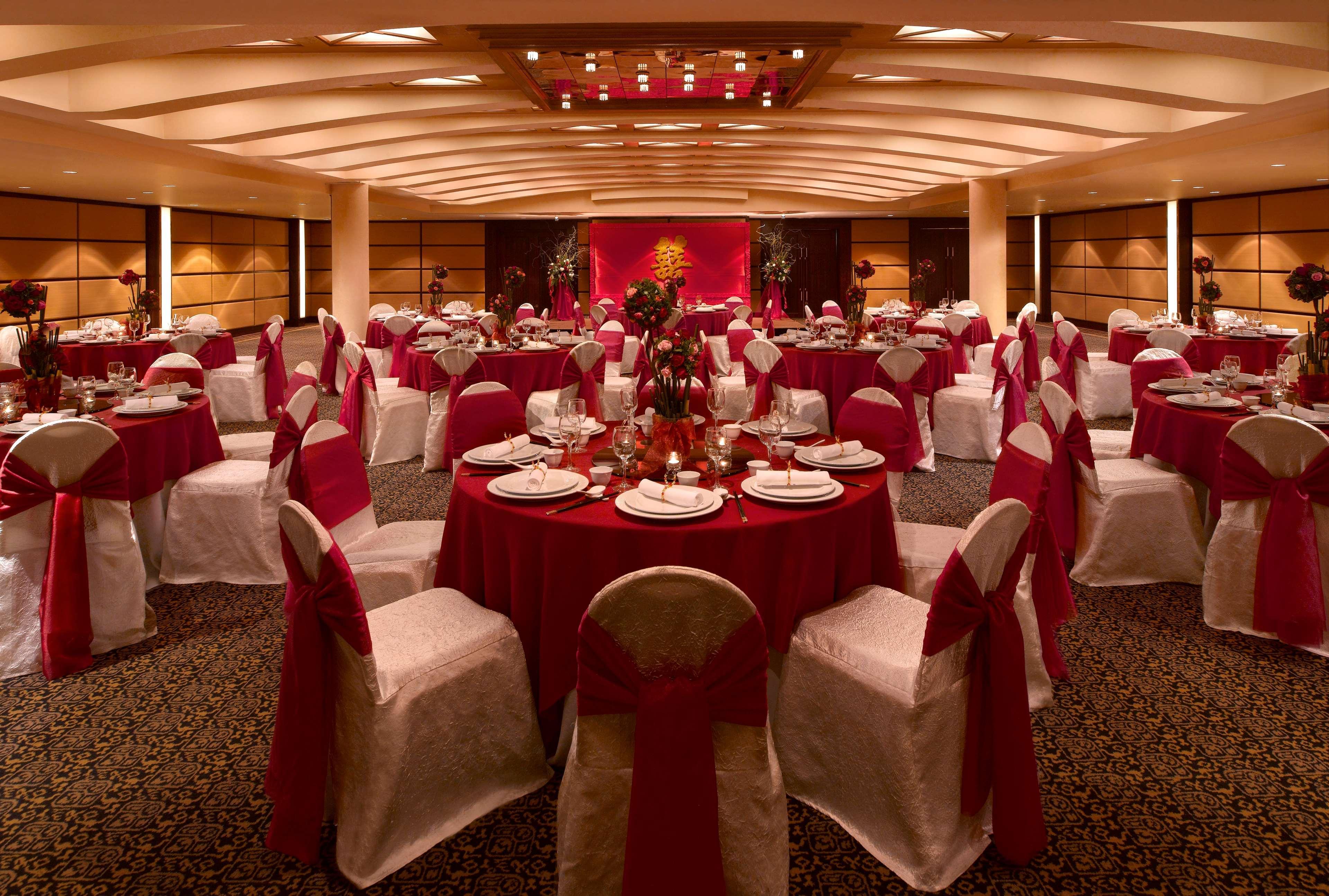 Hotel Hyatt Regency Kinabalu Kota Kinabalu Exteriér fotografie A wedding reception at the Mandarin Oriental, Hong Kong