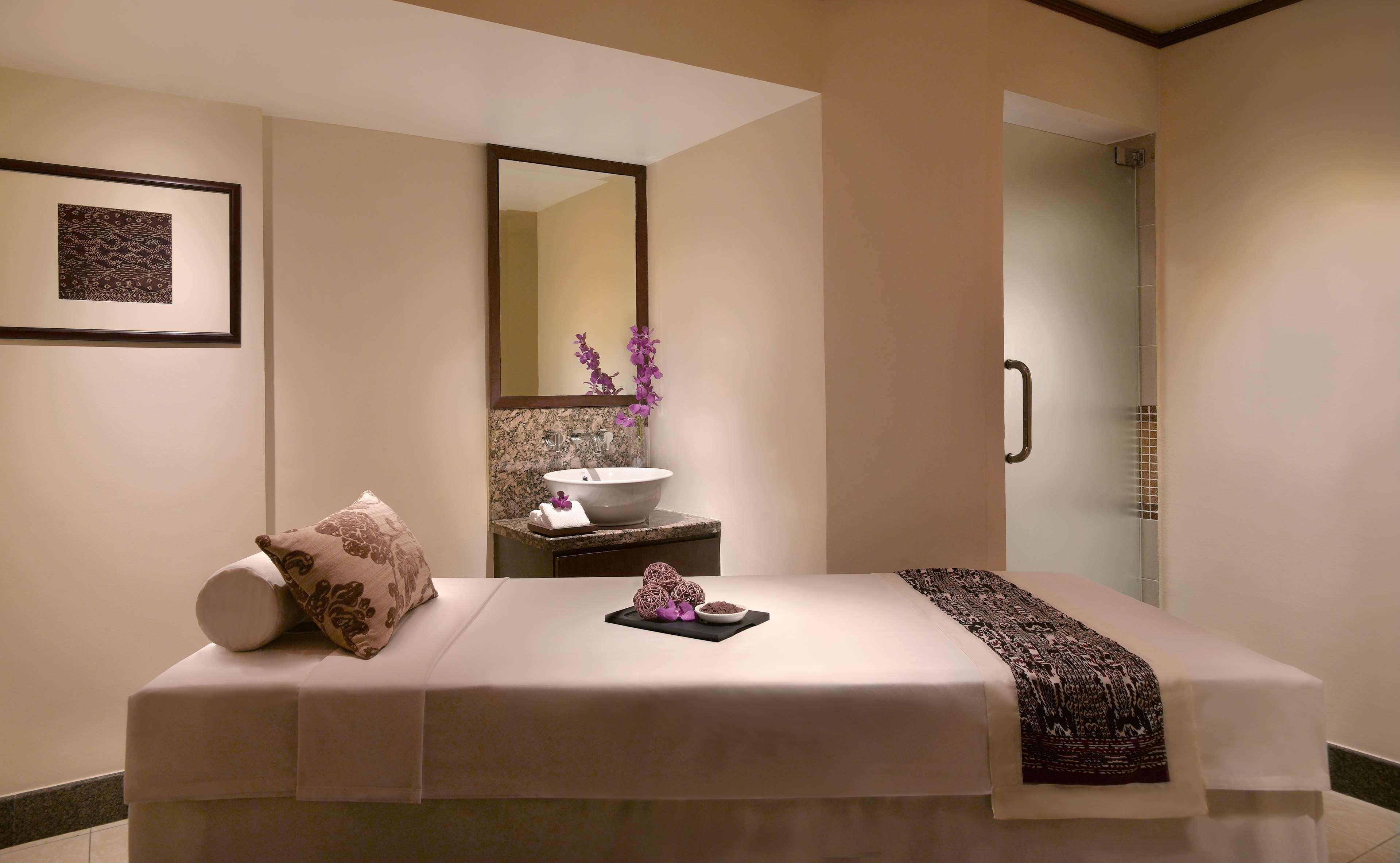 Hotel Hyatt Regency Kinabalu Kota Kinabalu Exteriér fotografie A massage bed