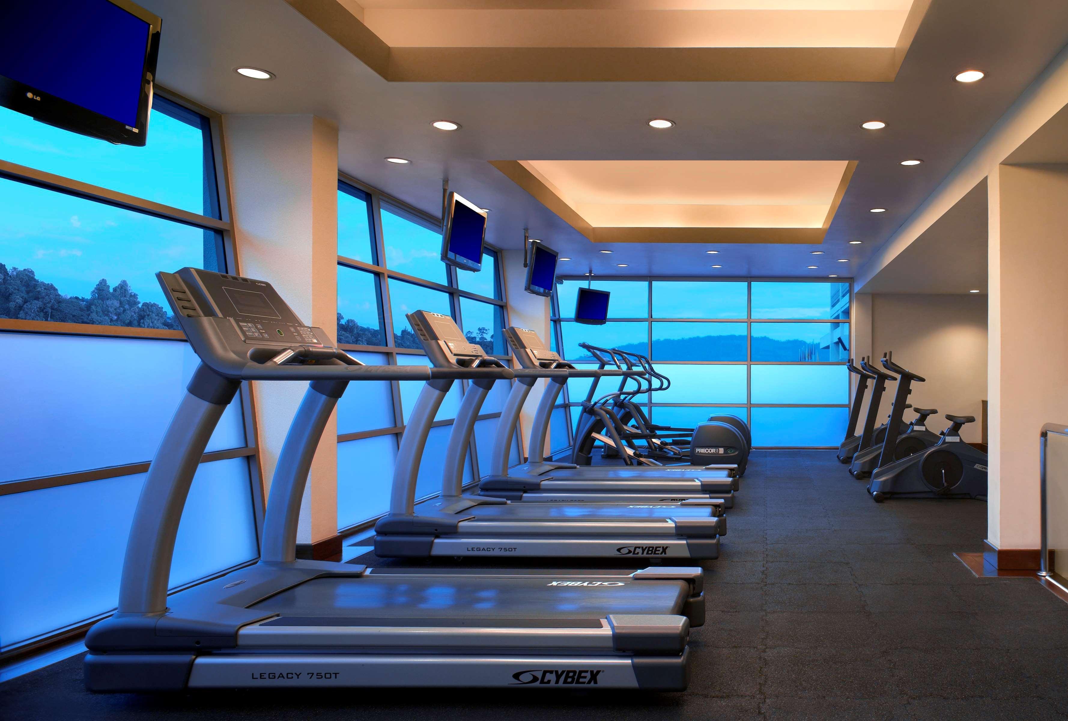 Hotel Hyatt Regency Kinabalu Kota Kinabalu Exteriér fotografie The gym at the Westin