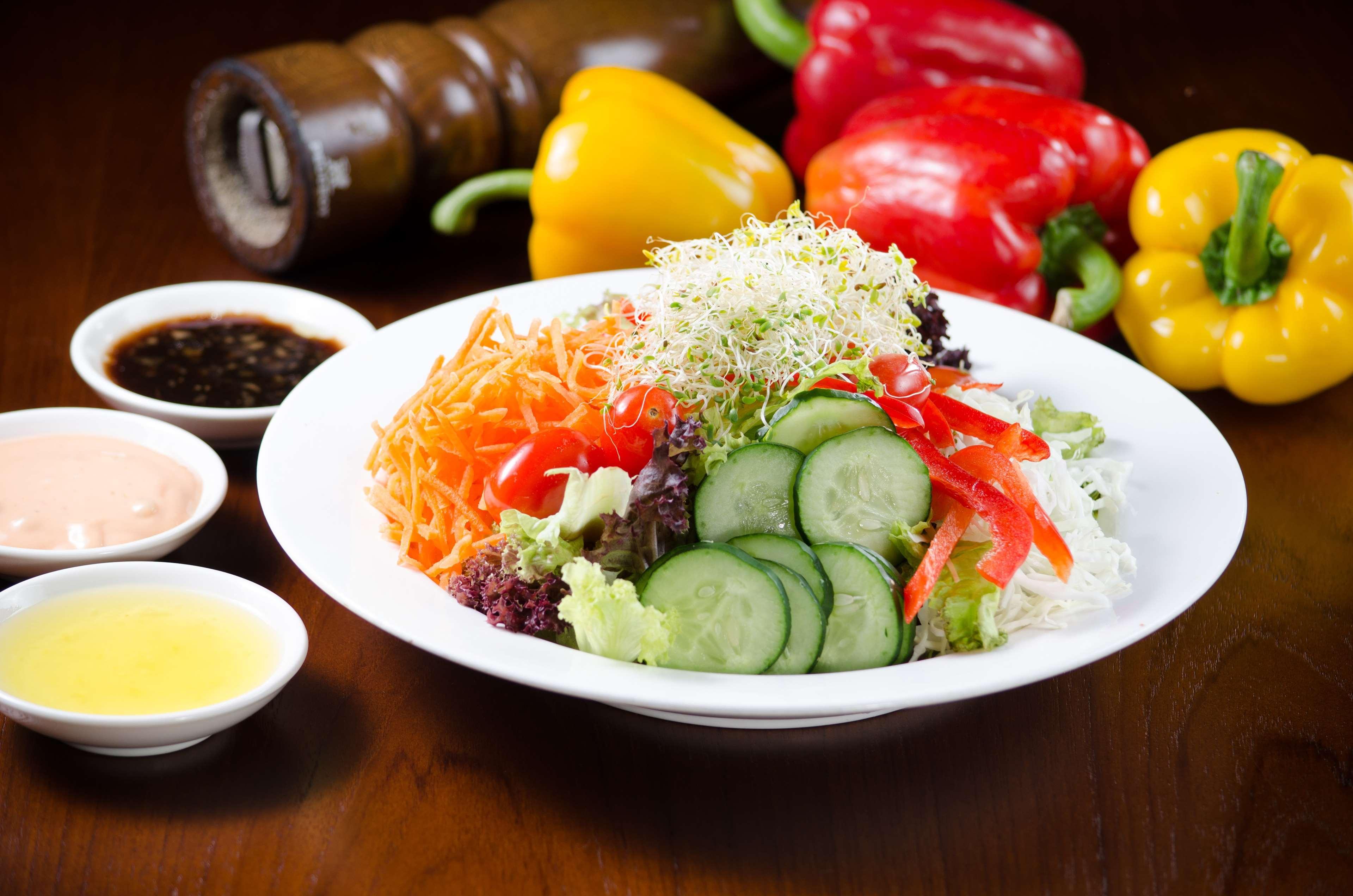 Hotel Hyatt Regency Kinabalu Kota Kinabalu Exteriér fotografie A salad with a variety of vegetables
