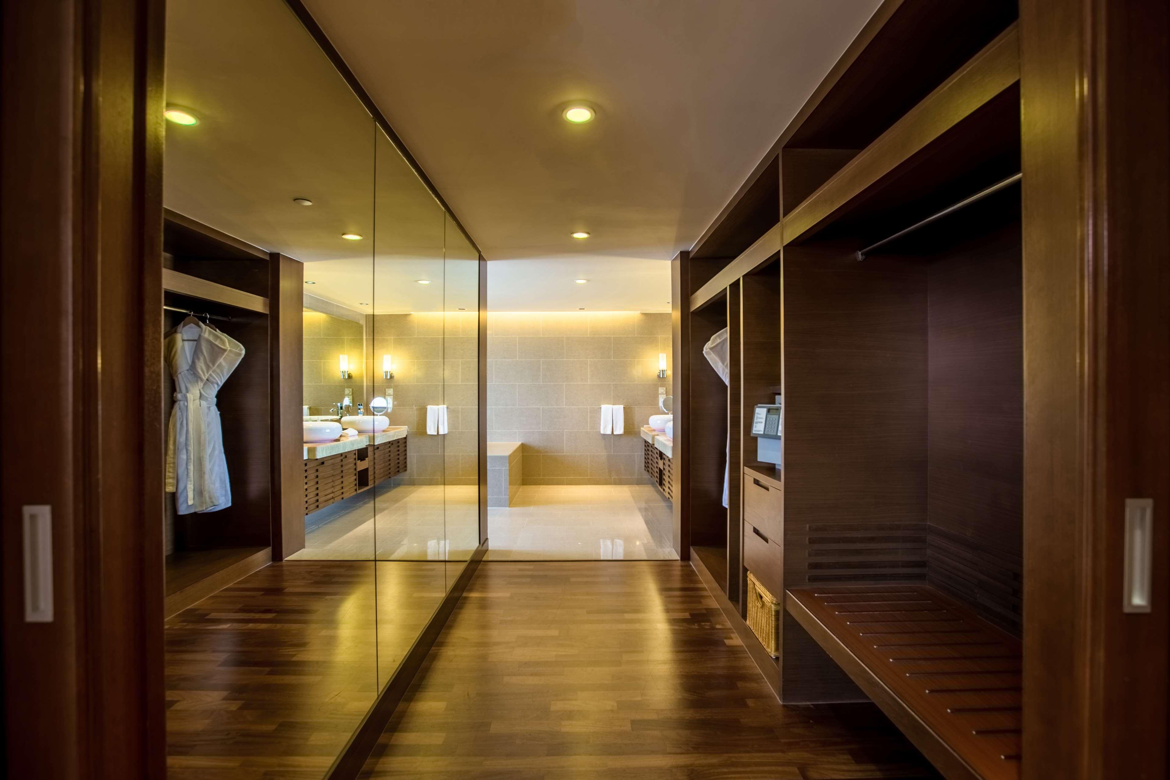 Hotel Hyatt Regency Kinabalu Kota Kinabalu Exteriér fotografie A walk-in closet
